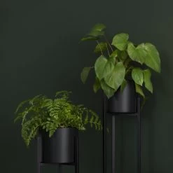 QUVIO Plantenstandaard Binnen - Inclusief Pot - Staande Plantenbak - Metaal - Bloempot - 22 X 22 X 60 Cm - Zwart -Tuin Gerelateerd 1200x1200 1221