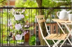 Elho Corsica Vertical Forest 24 - Bloempot Voor Balkonbuiten - Ø 26.7 X H 29.7 Cm - Wit/Wit -Tuin Gerelateerd 1200x789 5