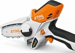 Stihl Accu Mini Kettingzaag SET - Snoeischaar - Snoeizaag - Hand Kettingzaag - Professioneel- Hovenier- Tuinman -Tuin Gerelateerd 1200x847 2