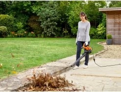 Black & Decker BLACK+DECKER BEBLV300SB-QS Bladblazer - 404 Km/u - 3000W - Zuig-/blaasfunctie - Gesnoerd -Tuin Gerelateerd 1200x911 1