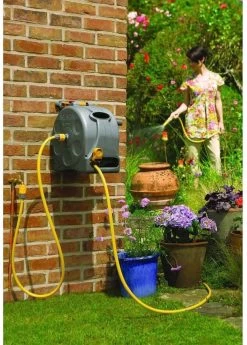 Hozelock Compact Enclosed Reel 2 In 1 - 25 Meter - Slangbox En Muurhaspel In één - Grijs -Tuin Gerelateerd 858x1200 2