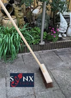 Synx Tools Bezem - Stadsbezem 30 Cm - Buitenveger - Veger - Steel 120 Cm - Harde Natuurvezels - Straatbezem - Bezems - Buitenbezem - Tuinbezem -Tuin Gerelateerd 880x1200 1